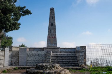 Güvenli, İsrail 7 Şubat 2024 'te İsrail Bağımsızlık Savaşı' nda ölen Palmach askerleri için Güvenli Kale 'de dikildi. Palmach, Haganah 'ın seçkin savaş gücüydü..