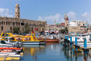  Acre, İsrail 9 Nisan 2010 Antik Acre, Akko İsrail limanında güneşli bir günde arka planda duvarlarla çevrili bir şehir olan tekneler.