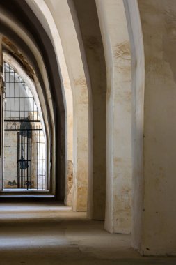 Akko Cezaevi olarak da bilinen eski Acre Cezaevi 'ndeki kemerli salon, İsrail' in Acre kentindeki eski bir hapishane ve güncel müzedir.. 