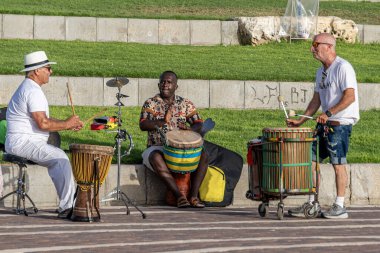 Hayfa, İsrail 15 Haziran 2024 Hayfa, İsrail 'de birkaç davulcu. Herkes eğlensin diye çalıyorum..