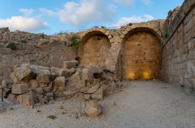 Caesarea Ulusal Parkı 'ndaki antik kalıntılar İsrail' de.