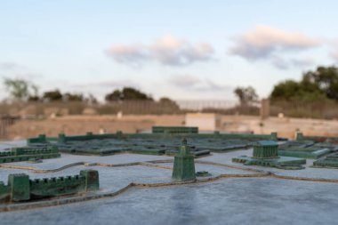 Caesarea, İsrail 8 Temmuz 2024 Antik Sezeryan şehrinin nasıl göründüğünü gösteren bronz bir model..