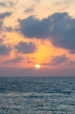 Akdeniz üzerinde Caesarea Ulusal Parkı 'nda gün batımı İsrail' de.