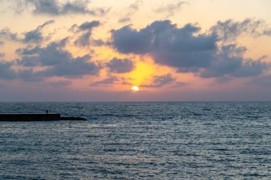 Akdeniz üzerinde Caesarea Ulusal Parkı 'nda gün batımı İsrail' de.