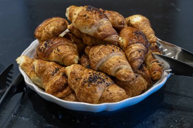 Herhangi bir otelde tipik bir İsrail kahvaltı büfesi. Bir tabak lezzetli kruvasan, üstüne çikolata parçacıkları serpiştirilmiş..