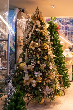 Wadi Nisnas 'ta bir mağazanın girişinde noel ağacı süslemiş. Hayfa, İsrail' deki Hristiyan mahallesi.