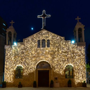 Hayfa, İsrail 12 Aralık 2024 Melkite Katolik Katedrali, Hayfa, İsrail 'de Noel için dekore edilmiştir. Yunan Ortodoks Kilisesi