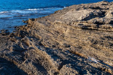 İsrail 'deki Akdeniz' deki Habonim Sahili Doğa Rezervi 'nde lav kayaları ve bazalt' ın ilginç şekilleri ve desenleri..