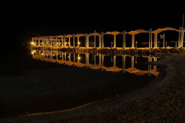 Gece İsrail 'deki Ölü Deniz' de aydınlık bir yürüyüş.