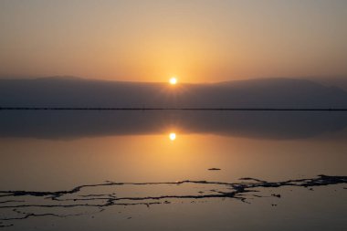 İsrail 'de bir kış günü güneş doğarken Ölü Deniz' in ve Ürdün dağlarının parlak renklerini görmek.