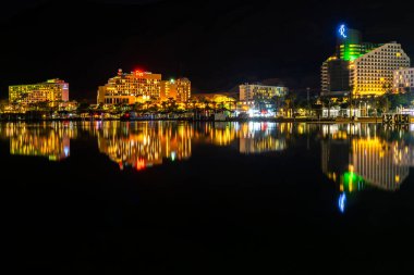 Ölü Deniz, İsrail 02 Aralık 2024 Ölü Deniz 'in İsrail tarafındaki Ein Bokek otelindeki Ölü Deniz gece güzel bir yansımayla.