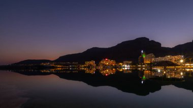 Ölü Deniz, İsrail 02 Aralık 2024 Ölü Deniz 'in İsrail tarafındaki Ein Bokek otelindeki Ölü Deniz gece güzel bir yansımayla.