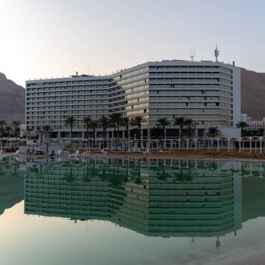 The Dead Sea, Israel 3 Aralık 2024 İsrail 'deki Ein Bokek Otel bölgesinde Ölü Deniz' e yansıyan güzel Vert Hotel.