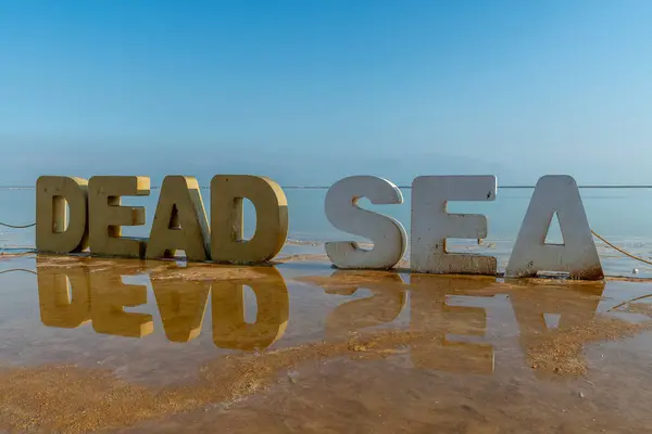 Ölü Deniz, İsrail. 3 Aralık 2024. Ölü Deniz heykeli. Kış gününün yansıması..