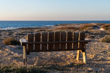 İsrail 'deki HaBonim Sahili Doğa Koruma Alanında Akdeniz' e bakan ahşap bir bank..