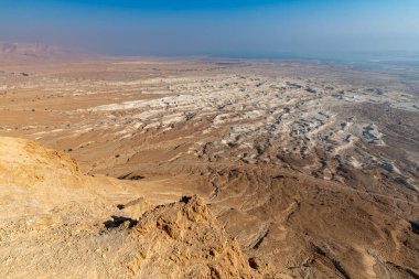 İsrail 'deki Ölü Deniz de dahil olmak üzere çevredeki Masada' dan görüntüyü al.