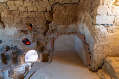 İsrail 'deki Musevi Çölü' ndeki Masada 'daki eski hamam evinin içi..