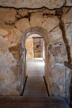 İsrail 'deki Musevi Çölü' ndeki Masada 'daki eski hamam evinin içi..