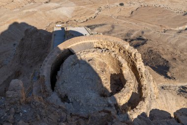 İsrail 'deki Masada Ulusal Parkı' ndaki Herod Sarayı 'nın orta seviyesine bakıyor..