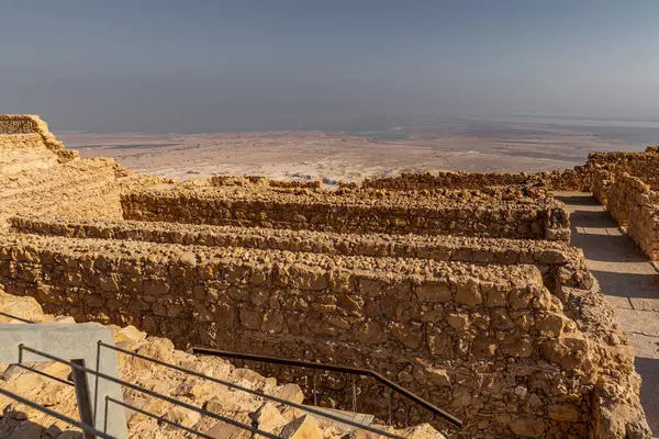 İsrail 'deki Musevi Çölü' ndeki Masada 'daki depoların kalıntıları..