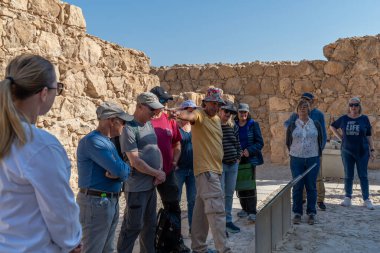 Masada, İsrail 3 Aralık 2024 İsrail 'deki Musevi Çölü' nde Masada 'daki harabelerde yaşayan turistler.