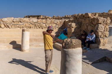 Masada, İsrail 3 Aralık 2024 Turistler İsrail 'deki Musevi Çölü' nde Masada 'daki antik sinagogun kalıntılarında.