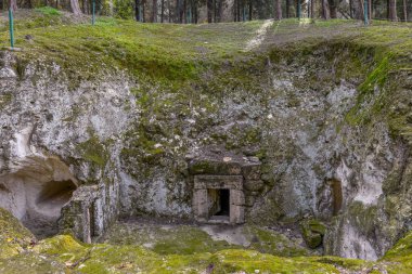 İsrail, Kiryat Tivon 'daki Beit She' arim Ulusal Parkı 'nda Shim' on 'un oğlu Yitzhak Ze' ira 'nın mağarası.