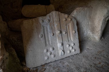 İsrail Kiryat Tivon 'daki Beit She' arim Ulusal Parkı 'ndaki Lulav Mağarası' nın girişindeki kırık kapı..