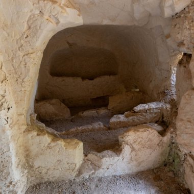 İsrail 'in Kiryat Tivon kentindeki Beit She' arim Milli Parkı 'ndaki Lulav Mağarası' nda gömülü..