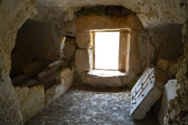  İsrail Kiryat Tivon 'daki Beit She' arim Ulusal Parkı 'ndaki Lulav Mağarası' nın girişi..
