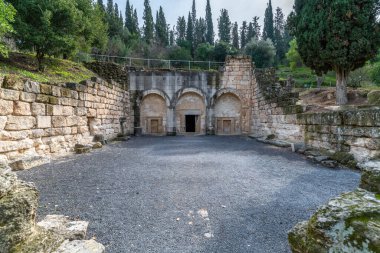 Güzel kemerleri ve Beit She 'arim in Kiryat Tivon, İsrail' deki lahitli yeraltı mezarlıklarında oyulmuş taş kapılarıyla Tabut Mağarası 'na giriş..