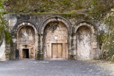 İsrail 'in Kiryat Tivon kentindeki Beit She' arim Ulusal Parkı 'nda Haham Yehuda Hanassi' nin mağarasına giriş. Gömme mağarası.