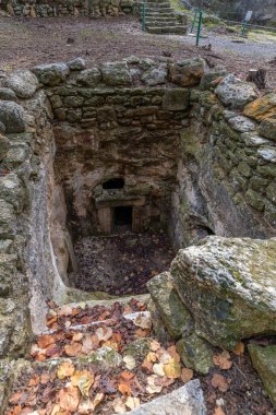 Beit 'in dışındaki mağara girişinde. Kiryat Tivon, İsrail' de..