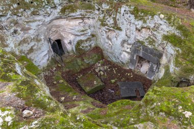 Beit 'in dışındaki mağara girişinde. Kiryat Tivon, İsrail' de..