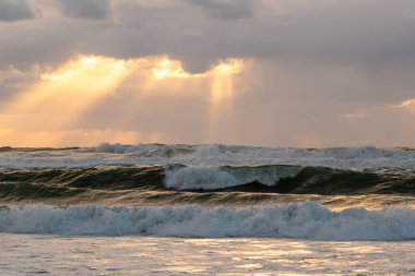Güzel Akdeniz, gün batımında Tanrı 'nın ışınlarıyla Hayfa yakınlarındaki sahil şeridinde.. 