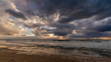 İsrail, Hayfa yakınlarındaki sahil şeridinde fırtınalı bir Akdeniz gün batımı. 