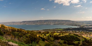 Galilee Denizi 'nin panoramik manzarası İsrail' deki Poriya 'nın yolu boyunca uzanır.. 