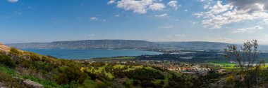 Galilee Denizi 'nin panoramik manzarası İsrail' deki Poriya 'nın yolu boyunca uzanır.. 