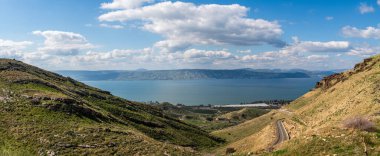 İsrail 'in Golan Tepeleri' nden Celile Denizi ve Tiberya 'nın panoramik manzarası.