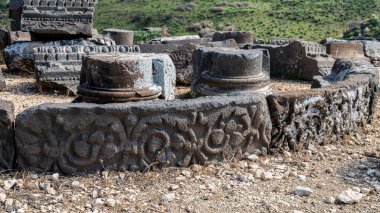 İsrail 'in Golan Tepeleri' ndeki bir dağın tepesindeki Sussita (Hippos) Ulusal Parkı 'ndaki harabelerden oyulmuş mimari özelliklerin çeşitliliği.