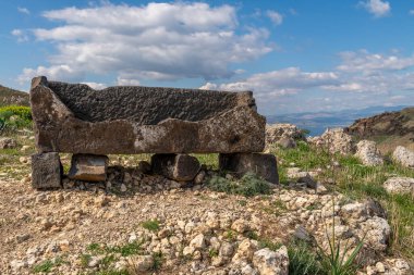 İsrail 'in Golan Tepeleri' ndeki bir dağın tepesindeki Susita (Hippos) Ulusal Parkı 'ndaki antik kalıntılarda bulunan bir sargophagus..