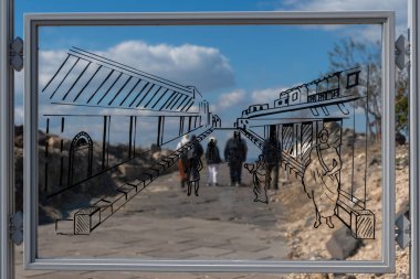 Sussita, İsrail 8 Şubat 2025 Antik Sussita şehrinin ana caddesinin antik çağlarda İsrail 'in Golan Tepeleri' ndeki bir dağda nasıl göründüğünü gösteren şeffaf bir işaret..