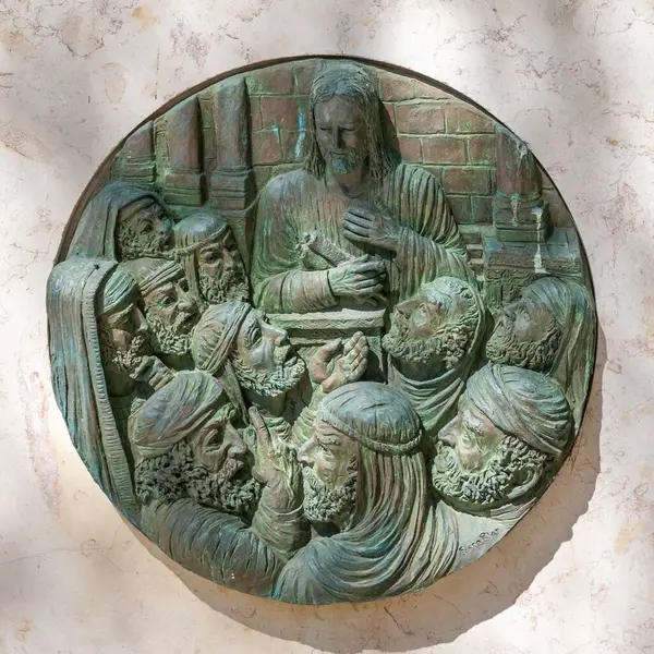 Nasıra, İsrail. 26 Şubat 2025. Dairesel bronz plaket. Nasıra 'daki bir sinagogda reddedildiğinde İsa' yı bir parşömenle tasvir ediyor..