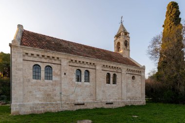 Güzel çan kulesiyle eski Waldheim Kilisesi Almanlar tarafından İsrail 'de Alonei Abba' da inşa edildi..