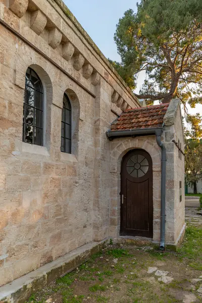 Waldheim Kilisesi 'nin yuvarlak pencereli ilginç kapısı İsrail' deki Alonei Abba 'da Almanlar tarafından Tapınak tarzında inşa edilmiş..