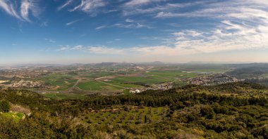 Muhraqa 'daki Carmel Dağı' ndan Jezreel Vadisi 'nin panoramik manzarası.