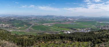 Muhraqa 'daki Carmel Dağı' ndan Jezreel Vadisi 'nin panoramik manzarası.