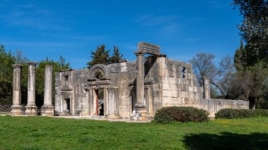 İsrail 'in kuzeyinde, Lübnan sınırı yakınlarındaki Bar Madam Sinagogu' nun ön cephesi..