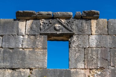 Lübnan sınırına yakın, İsrail 'in kuzeyindeki Bar Madam Ulusal Parkı' ndaki eski bir barın penceresinin detayları..
