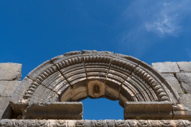 İsrail 'in kuzeyinde Lübnan sınırı yakınlarındaki Bar Madam Sinagogu' nun kapısının detaylarını kapatın..